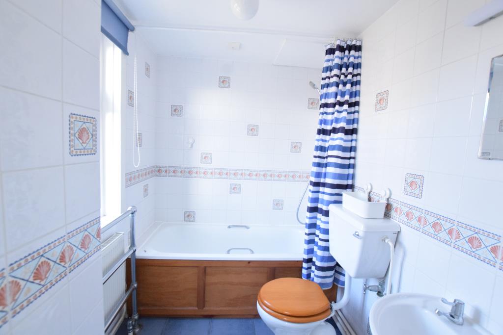 Lot: 115 - FLAT FOR INVESTMENT - Bathroom with shower over bath and tiled walls